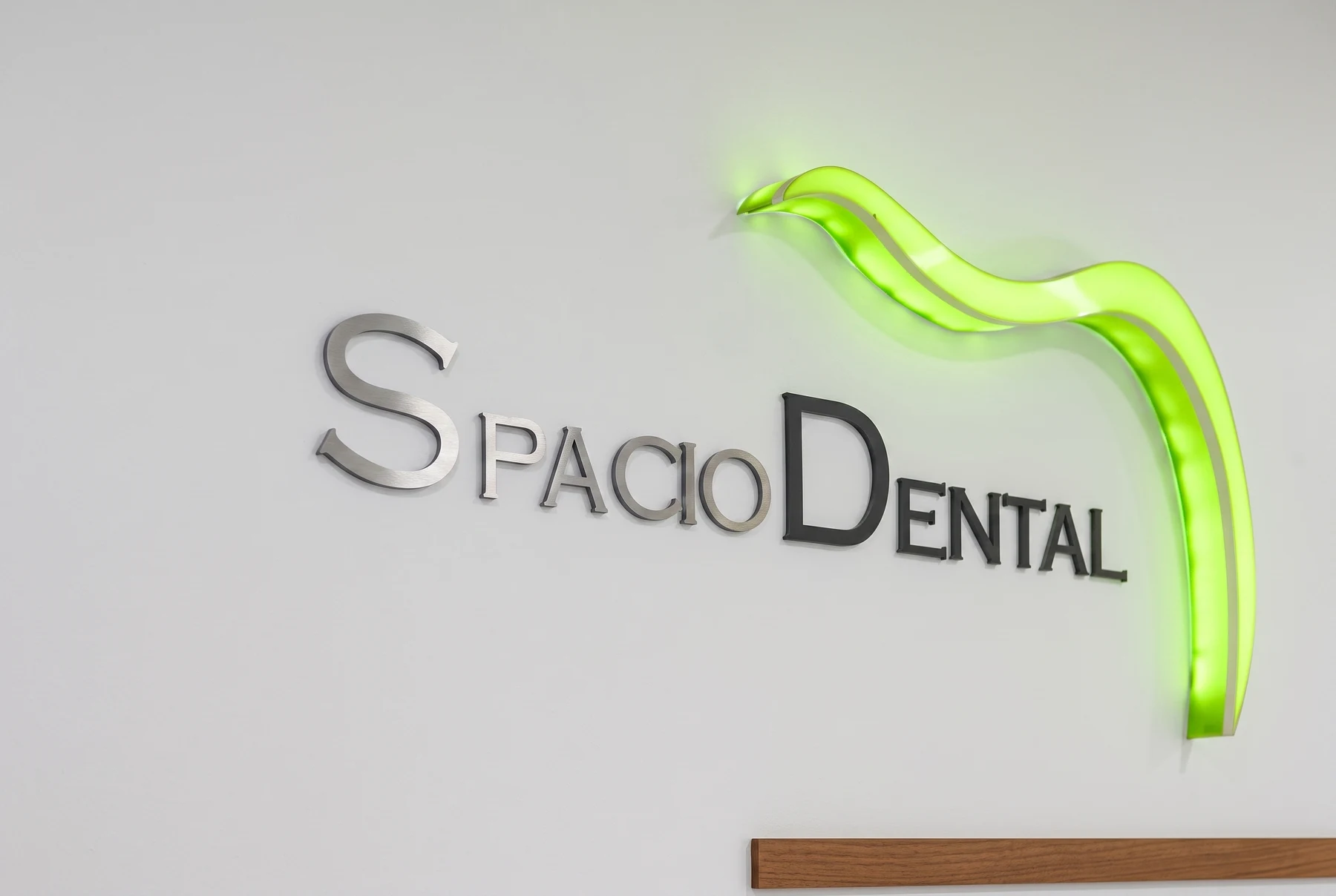 Logo mural de Spacio Dental